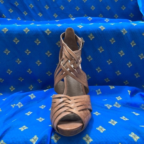 Aldo size 39b strappy healed sandals with wooden heal - Picture 5 of 5